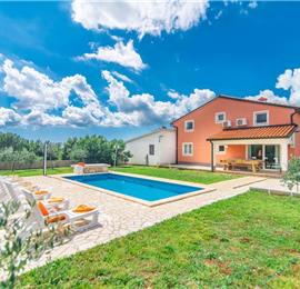 6 bedroom villa with pool near Sveti Lovrec and Poreč, sleeps 12
